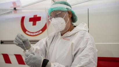 Bild: Paulo Mumia/dpa
Eine Mitarbeiterin des Gesundheitspersonals bearbeitet einen Corona-Test am Platz da Parada in Lissabon.