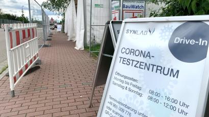 Bild: Gabi Schönberger
Laut Aufsteller hat das Corona-Testzentrum am Festplatz an der Conrad-Röntgen-Straße auch samstags und sonntags geöffnet. Doch am Pfingstsonntag war trotzdem geschlossen.