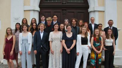 Bild: gsp
Die 21 Abiturientinnen und Abiturienten des Max-Reger-Gymnasiums, die eine Eins vor dem Komma haben. Es gratulierten Schulleiter Georg Meyer (ganz rechts) und 
Oberstufenkoordinatorin Angela Ziegler (links hinten).