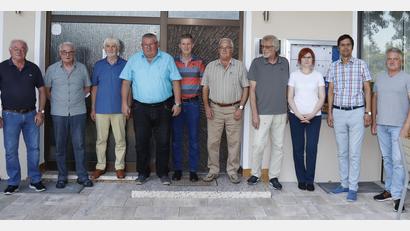 Bild: mfh
Die Führungsriege der Haus- und Grundbesitzer nach der Neuwahl: (von links) Hans Dotzler (Schatzmeister), Erich Neumüller (Beisitzer), Günter Zagel (Beisitzer), Lother Köstler (Vorsitzender), Hans-Werner Pillhofer (Beisitzer), Werner Moises (Revisor), Werner Hedrich (Beisitzer), Bianca Sommer (Beisitzerin), Andreas Taubmann (stellvertretender Vorsitzender) und Franz Kogelbauer (Beisitzer).