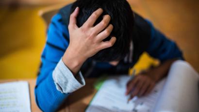 Symbolbild: Andreas Arnold(dpa
Corona-Lockdowns und Homeschooling haben bei manchen Kindern psychische Spuren hinterlassen, hört der Zweckverband Realschule Auerbach bei seiner jüngsten Sitzung.