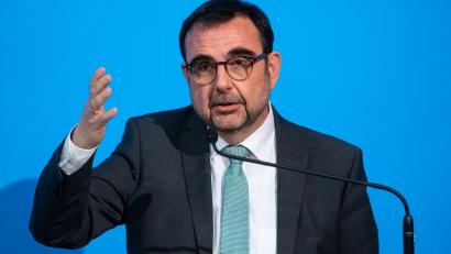 Bild: Sven Hoppe/dpa/Archivbild
Klaus Holetschek nimmt nach einer Kabinettssitzung an einer Pressekonferenz teil.