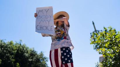 Bild: Jae C. Hong/AP/dpa
Die Abtreibungsrechtlerin Eleanor Wells wischt sich während einer Demonstration in Los Angeles die Tränen ab.