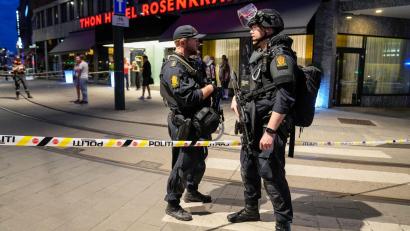 Bild: Javad Parsa/NTB/dpa
Polizisten bewachen den Tatort vor einem Nachtclub in der norwegischen Hauptstadt Oslo.