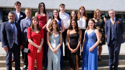 Bild: do
Die 11 Besten des Abi-Jahrganges 2022 am Gymnasium Eschenbach mit einer Note bis 1,5 mit Schulleiter Harald Olschner (rechts), und den Oberstufen-Koordinatoren Kerstin Eckert (Zweite von rechts) und Robert Kreuzer (links).