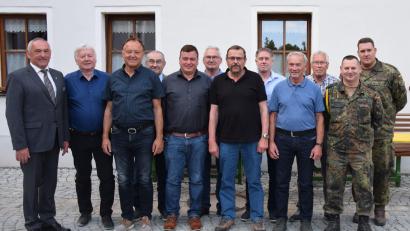 Bild: bö
Bei der Jahreshauptversammlung der Reservistenkameradschaft Schmidmühlen wurde ein neuer Vorstand gewählt (von links): stellvertretender. Landesvorsitzender Werner Gebhard, Paul Böhm und der neue Vorsitzende Karl Fochtner.