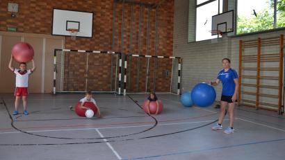 Bild: gi
Ballspiele in der kühlen Turnhalle unter der Leitung von Daniela Gissibl gefallen den Kindern.
