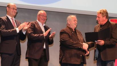 Archivbild: Götz
Wolpertinger-Vorsitzender Josef Beer (rechts) ernannte seinen Vorgänger Otto Karl (Zweiter von rechts) zum Ehrenpräsidenten. Heimatminister Albert Füracker (liinks) und Bezirkstagspräsident Franz Löffler (Zweiter von links) gratulierten.