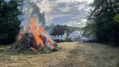 Bild: bey
Die Katholische Jugend Pleystein lud nach zweijähriger Pause wieder zum Johannisfeuer an der Pingermühle ein.