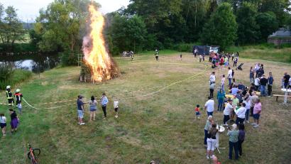 Bild: bey
Das Johannisfeuer des CSU-Ortsverbandes Oberwildenau brennt wieder wie vor der zweijährigen Pause an der alten "Wollwasch" an den Naab.