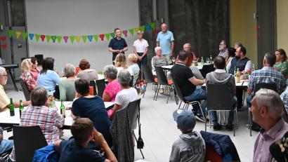 Bild: gf
Mit einem kalten Büfett bedankte sich die Gemeinde Ursensollen bei ihren „Nachbarn mit Herz“. Beim ins Atrium verlegten Sommerfestes unterstrichen (stehend, von links) Albert Geitner, Barbara Hernes und Norbert Schmid das ehrenamtliche und nachbarschaftliche Engagement der Ursensollener Bürger.