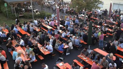 Bild: wro
Bereits zur Eröffnung am Samstagabend kamen viele Besucher, um Bürgerfest-Atmosphäre beim Fuchsmühler Rathaus zu genießen.