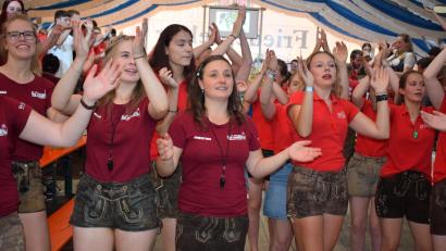 Bild: bnr
Im Festzelt der Feuerwehr Oberköblitz ging mit der Band „Donnaweda“ die Post ab. Festdamen und Gäste feierten eine tolle Party.