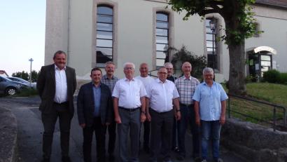 Bild: Sigmund Schütz/exb
Der Männergesangverein hat einen neuen Vorstand und ein neues Ehrenmitglied. Das Bild zeigt von links Zweiten Bürgermeister Michael Schedl, Stadtpfarrer Konrad Amschl, Schriftführer Sigmund Schütz, Vorsitzenden Herbert Ulrich, Jubilar Reiner Wolf, stellvertretenden Vorsitzenden Steffen Braunert, Fahnenträger Engelbert Eckert, Ehrenmitglied Norbert Danhof und Dirigent Kurt Weiß.