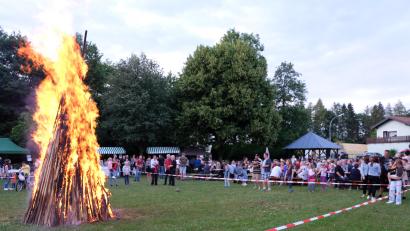 Bild: le
Viele Besucher wollten beim Johannisfeuer in Floß dabei sein. Die Sonnwendfeuer spiegelte Tradition und Brauchtum wider.