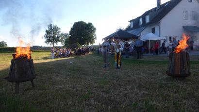 Bild: bk
Die Geistlichen Matthias Weih und Varghese Puthenchira segnen das Johannisfeuer in Kaltenbrunn. Es musste aus Sicherheitsgründen auf zwei große Feuerkörbe reduziert werden.