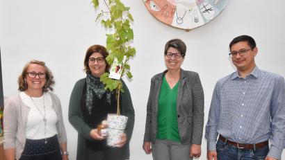 Bild: no
Verabschiedung aus dem Elternbeirat: (von links) 1. Vorsitzende des Förderkreises und des Elternbeirats Sonja Übler, Christine Weidinger, Rektorin Gabi Pirner und der 2.Bürgermeister der Gemeinde Illschwang Benjamin Hiltl
