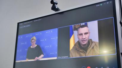 Bild: Senatskanzlei Berlin/dpa
Ein von der Senatskanzlei in Berlin zur Verfügung gestelltes Foto zeigt das Videotelefonat zwischen einem vorgeblichen Vitali Klitschko und Berlins Regierender Bürgermeisterin Franziska Giffey (SPD).