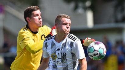 Bild: A. Schwarzmeier
Niklas Lang (rechts) auf dem Weg zum dritten Weidener Treffer: Die SpVgg SV siegte in einem Testspiel gegen die SG Quelle Fürth mit 3:1.