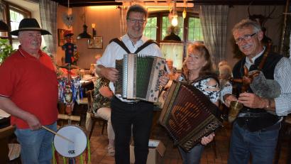 Bild: jr
Die Musikanten (von links) Hans Riedl, Erwin Hornauer, Christine Bleiber und Johannes Burger. Seine Frau Michaela fehlte, sie musste kurzfristig zur Kirchenchorprobe, kam dann später wieder zurück.