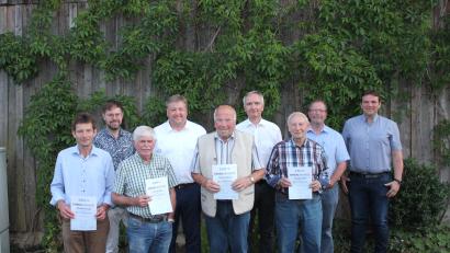 Bild: aun
Bei der Ehrung waren dabei (erste Reihe von links) Michael Polster, Karl Scharl, Herbert Braun und Georg Forster sowie (zweite Reihe von links) Harald Meier, Bürgermeister Stefan Braun, Landtagsabgeordneter Harald Schwartz, zweiter Bürgermeister Andreas Otterbein und Jürgen Rubenbauer.