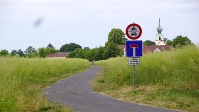 Bild: bkr
Ins Blickfeld der Wohnbebauung bleiben die landwirtschaftlichen Flächen östlich der Kirche. Rund um sie herum ist die Wohnbebauung angesiedelt.