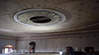 Bild: szl
Derzeit sind zwei Mitarbeiter einer Fachfirma dabei, die Decke im Rathaussaal im zweiten Obergeschoss zu sanieren.