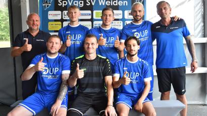Bild: A. Schwarzmeier
SpVgg-SV-Vorsitzender Michael Kurz (stehend, links) und Trainer Andreas Scheller (stehend rechts) freuen sich über die Neuzugänge Max Legler, Kevin Grünauer, Kenan Muslimovic (stehend von links), Michael Jonczy, Fabian Scharnagl und Fatih Boynügrloglu.
