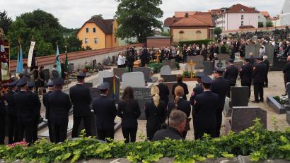 Bild: kbr
Zur Beerdigung von Marianne Rauh versammelten sich Weggefährten und Vereine am Neustädter Friedhof.
