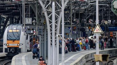 Symbolbild: Henning Kaiser
Der Zug war vermutlich wegen des Neun-Euro-Tickets überfüllt.