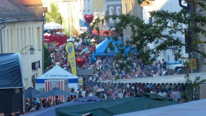 Bild: mfh
Ganz Sulzbach-Rosenberg und viele Gäste aus dem Um- und Ausland flanieren auf der Festmeile, feiern und genießen kulinarische Köstlichkeiten. Es ging friedlich zu - sagte auch die Polizei.