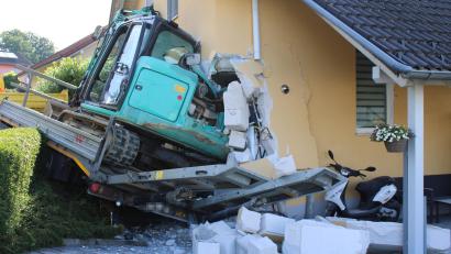 Bild: Helmuth Riedl/zema-medien.de/dpa
Ein Bagger ist in Schalding (Niederbayern) mutmaßlich beim Abladen gegen eine Hauswand gerutscht und beschädigte das Haus schwer. Ein Großaufgebot war im Einsatz, da vermutlich auch eine Gasleitung beschädigt wurde.