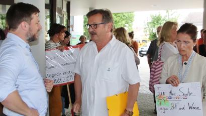 Archivbild: Thomas Dobler
Seitdem bekannt wurde, dass der Markt Schwarzenfeld auf dem Kulchberg bei Traunricht einen BOS-Behördenfunkmasten errichten will, sind Bürgermeister Peter Neumeier (links) und der Traunrichter Franz Prey (Mitte) wegen des Themas Funkmast in eine leidenschaftliche Debatte eingetreten. Das Bild zeigt einen Moment der Demo gegen den Mast am 23. Mai 2022 vor dem Rathaus.