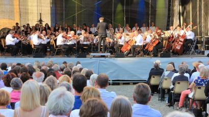 Bild: kro
Rund 700 Gästen bereiteten das Orchester Czech Virtuosi mit Chor aus Brünn/CZ und Solisten der Oper Prag am Sonntag mit der Aufführung von Beethovens Neunter einen unvergesslichen Abend.