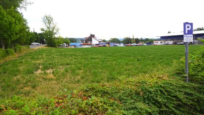 Bild: bkr
Eine Produktionshalle einer Metallbaufirma wird auf der freien Fläche östlich des Friedhofs entstehen. Viel Grün wird sie nach den Plänen vom Gottesacker optisch trennen.