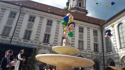 Bild: pz
Bunte Luftballons stiegen auf in den Himmel, als die Friedenstaube am Brunnen im Pfortenhof des Klosters Waldsassen enthüllt und somit der Zubringer zum Jerusalemweg eröffnet wurde.