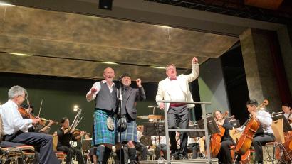 Bild: Stadt Tirschenreuth/exb
Die Hofer Symphoniker mit Richard Morrison, Duncan Mathew McKelvie und Russell Harris (stehend, von links) begeisterten beim Konzert „The Music of Scotland – Reise nach Schottland“ im Kettelerhaus.