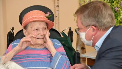 Bild: gf
Maria Haas und Oberbürgermeister Michael Cerny, der der Jubilarin zum 100. Geburtstag gratulierte.