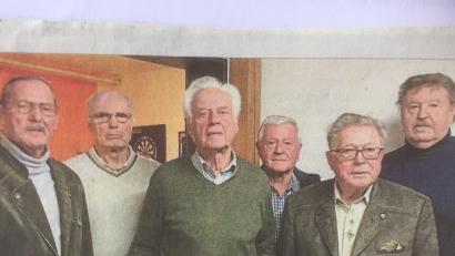 Bild: exb
Das Vorstandsteam vor dem Wappen: (von links): Vorsitzender Werner Scharf, alter Schatzmeister Peter Gronde, Beisitzer Heinrich Ederer, Schriftführer Manfred Donhauser, Beisitzer Hans Hummel und 2. Vorsitzender Franz Schwemmer.