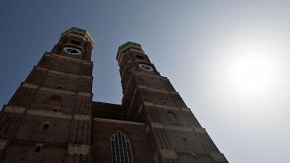 Bild: Peter Kneffel/dpa
Die Türme des Münchner Doms. Die Zahl der Austritte aus der katholischen Kirche ist auch in Bayern massiv in die Höhe geschnellt.