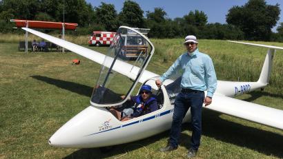 Bild: Katrin Rogenhofer/exb
An Ostern hat er mit dem Fliegen begonnen, nur neun Wochen später durfte Kristian Soloviov (im Cockpit) zum ersten Alleinflug starten. Fluglehrer Christoph Debler gratulierte.
