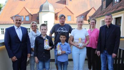 Bild: kro
Der Landkreis Tirschenreuth zeichnete erfolgreiche Musikschüler aus. Unser Bild zeigt (vorne, von links) Landrat Roland Grillmeier, Lukas Schiffmann, Jakob Supguth, Emily Fischer und KMS-Leiter Tobias Böhm; (hinten, von links) Förderverein-Vorsitzende Theodora Kupke, Musiklehrer Ctibor Süsser und stellvertretende KMS-Leiterin Klaudia Kormann.