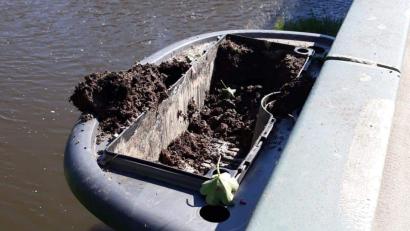 Bild: Bernd Hofmann/exb
Unbekannte zerstörten die Blumenkästen an der Naabbrücke in Nabburg.