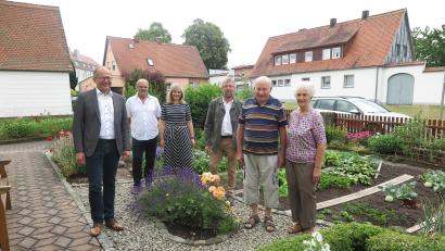 Bild: jzk
Erster Bürgermeister Roman Schäffler (links), Zweiter Bürgermeister Hermann Schraml (Dritter von rechts), Sohn Markus und Tochter Renate gratulierten Franz Schwemmer (mit Ehefrau Rosemarie, von links) zum 80. Geburtstag.