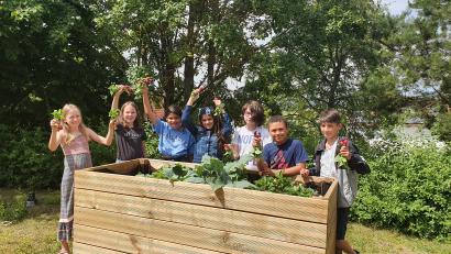 Bild: do
Das Freizeitangebot der Offenen Ganztagsschule ist vielfältig. Zum Jahresproramm gehörte auch die Anlage eines Kleingartens und der Aufbau eines Hochbeetes.