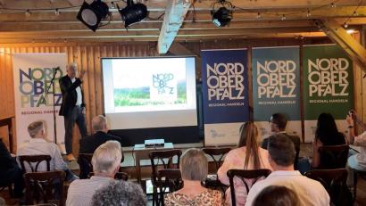 Bild: Gustl Beer
André Kinne von der Augsburger Agentur Brandgrad stellte den Gästen die neue Dachmarke vor.