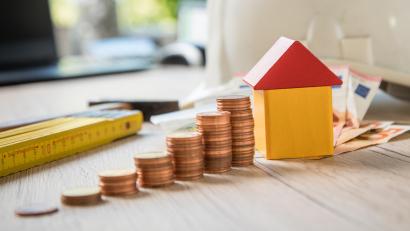 Symbolbild: Christin Klose/dpa
Wegen der steigenden Zinsen gibt es derzeit eine hohe Nachfrage nach Bausparverträgen in Bayern.