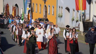 Bild: fvo
Kirchenzug zur ersten Kirwa der Pfarrkirche St. Sebastian Waldthurn nach der Coronapause.