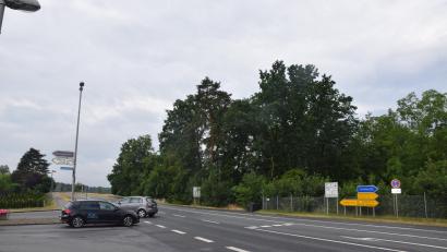 Bild: fz
Rechts der Bundesstraße in Fahrtrichtung Weiden liegt das geplante urbane Gebiet Sauernlohe. Die Nachfrage ist jetzt schon groß, erfuhren die Altenstädter in der Bürgerversammlung. An der Einmündung Egerländerstraße ist eine Ampel geplant.