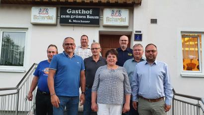 Bild: Alexander Hecht/exb
Das Bild zeigt den gewählten Vorstand der CSU Pullenreuth. In der vorderen Reihe (von links) Vorsitzender Hubert Kraus sowie die Stellvertreter Christa Bayer und Alexander Hecht. In der mittleren Reihe stehen Thomas Kellner, Schriftführer Hubert Heinl und Stephan Plannerer. In der hinteren Reihe sind Kreisrat Markus Übelmesser und Karl Maschauer zu sehen.